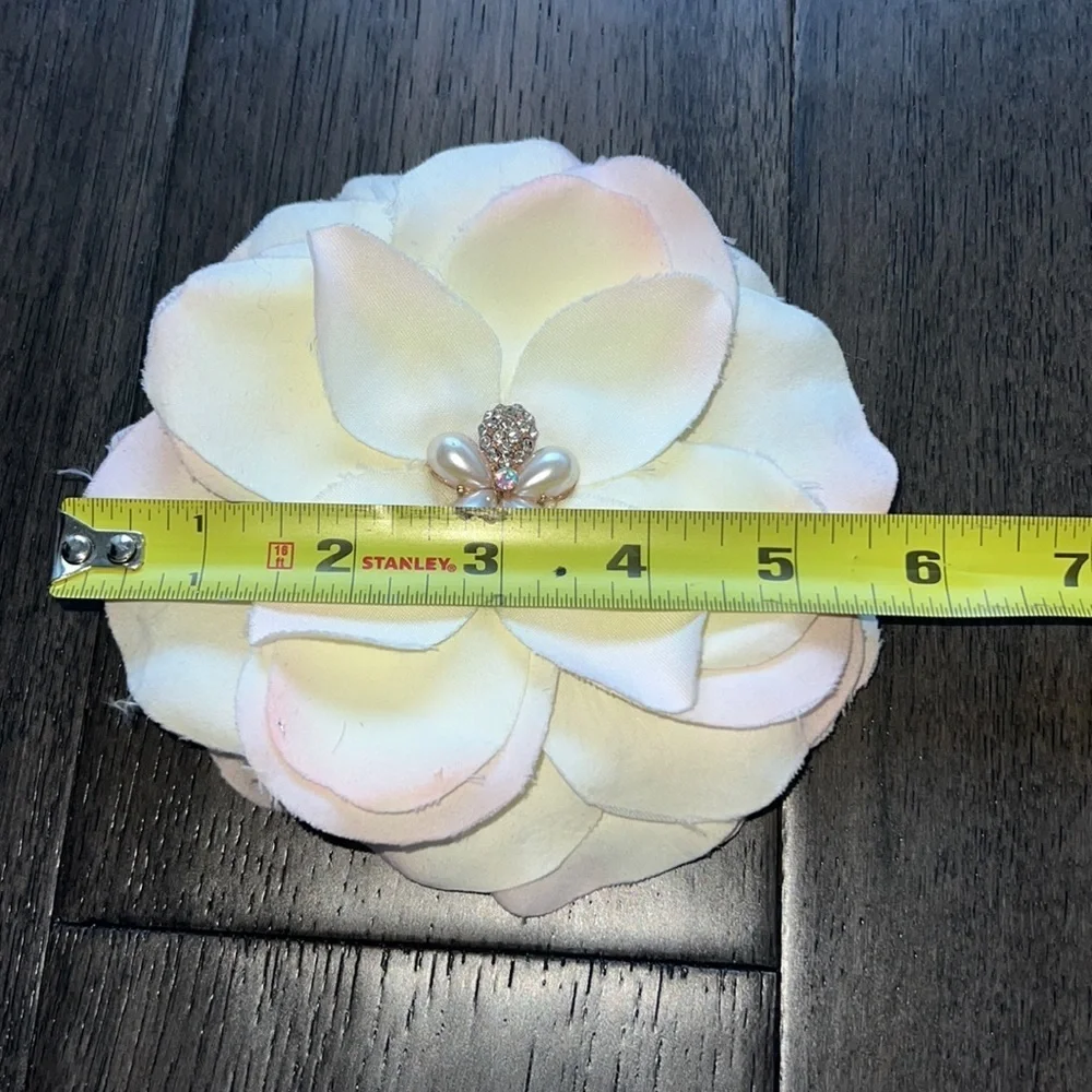 NWOT Flower Hair clip with pearls and rhinestones
